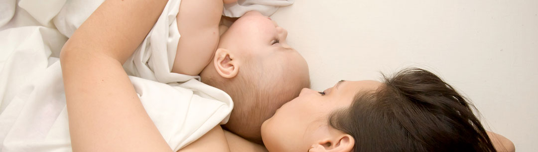 new-mom-with-newborn-in-bed